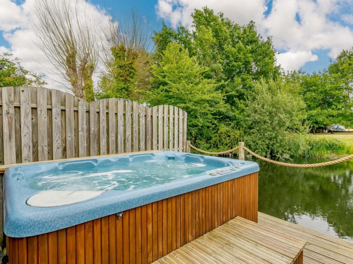 16Th Century Cartlodge With Private Hot Tub Diss Exterior photo